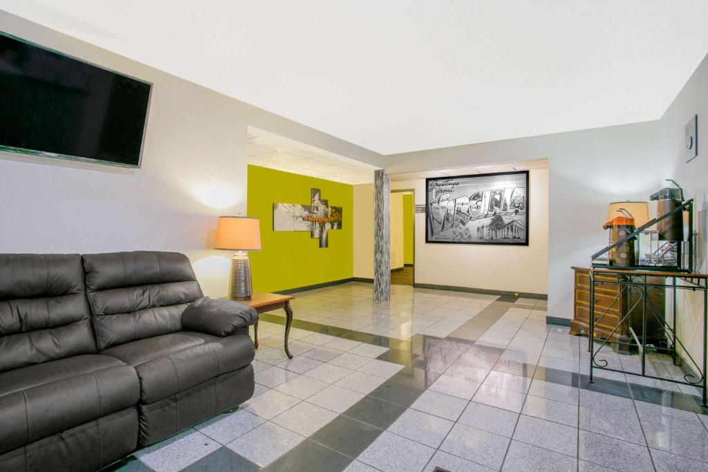 Super 8 by Wyndham South Boston VA Main image 2